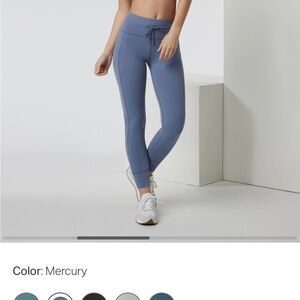 NWT Vuori Daily Pocket Leggings. Color: Mercury. Women's size XS